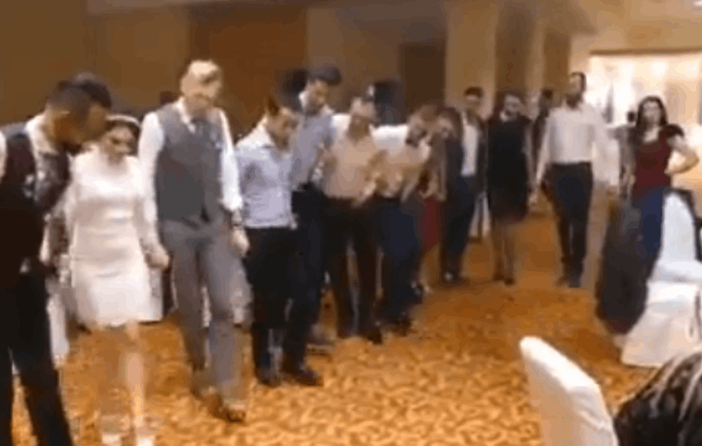 MLADA OPLELA UŽIČKO KOLCE: Ovako igraju <span style='color:red;'><b>svatovi</b></span> željni veselja posle korone! (VIDEO)